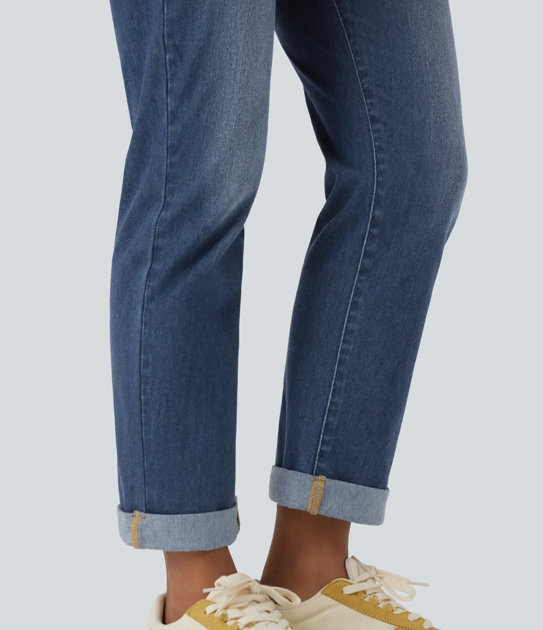 Helhetsbild av bekväma damjeans med upprullad fåll och stretch