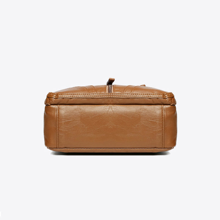 Stilren damväska i crossbody-modell som bärs över axeln