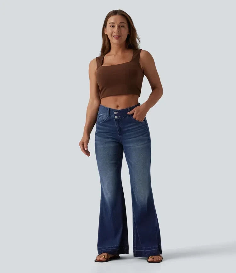 Närbild på unika detaljer i midjan på asymmetriska blå damjeans