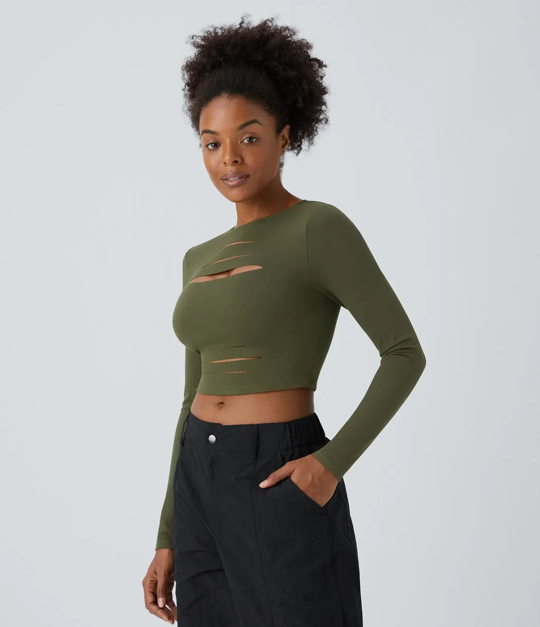 Närbild på textur och utskurna detaljer på moderiktig crop top för dam