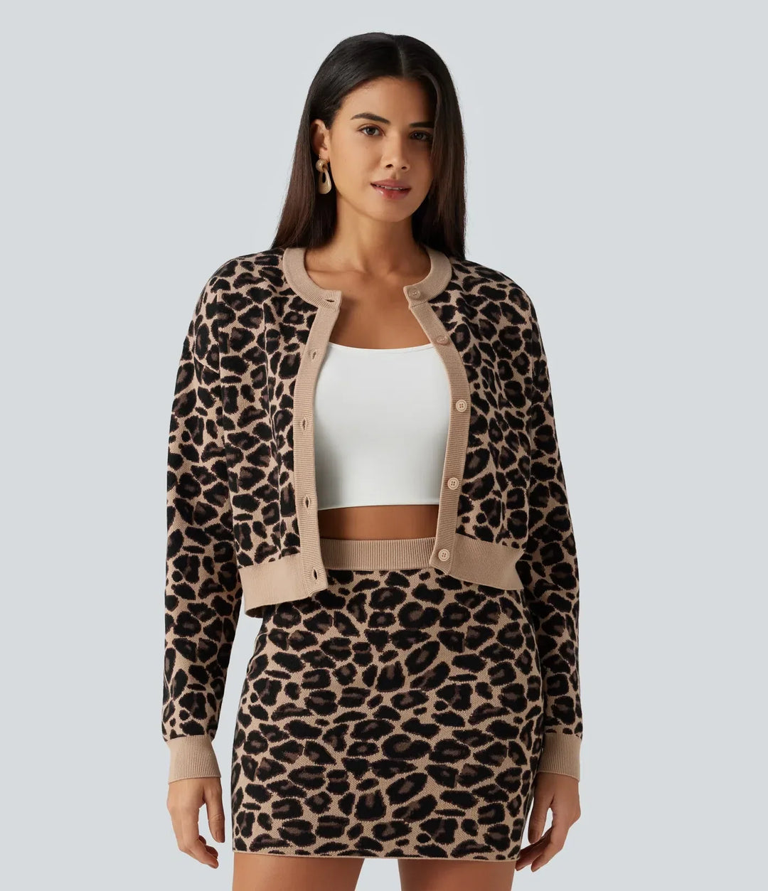 Mönstrad damcardigan med långa ärmar och leopardmönster