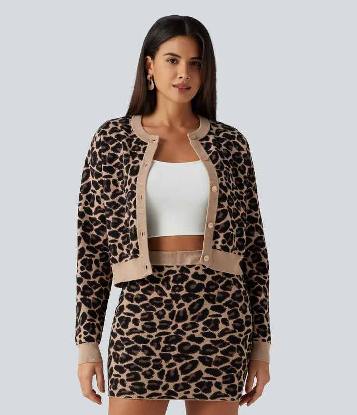 Mönstrad damcardigan med långa ärmar och leopardmönster