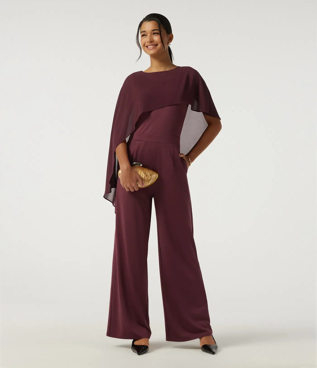Vit asymmetrisk jumpsuit med vida ben visad i helfigur