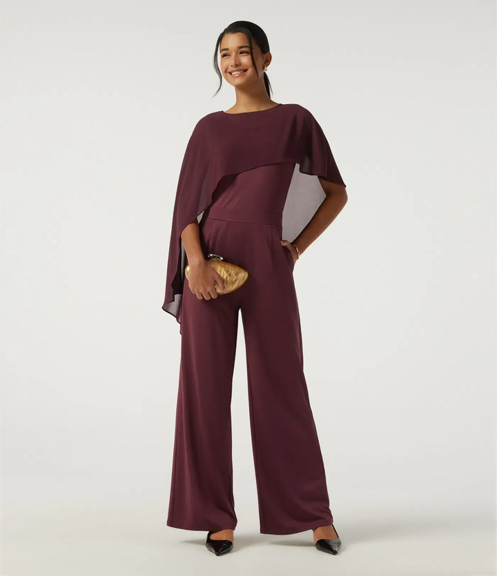 Vit asymmetrisk jumpsuit med vida ben visad i helfigur