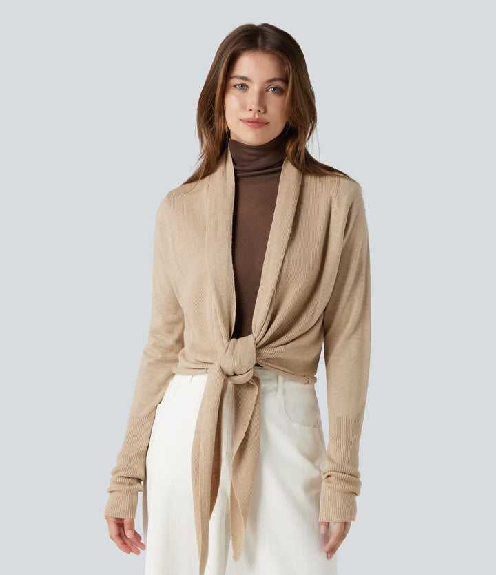 Stickad dam cardigan med omlottdesign och långa ärmar i stilren modell