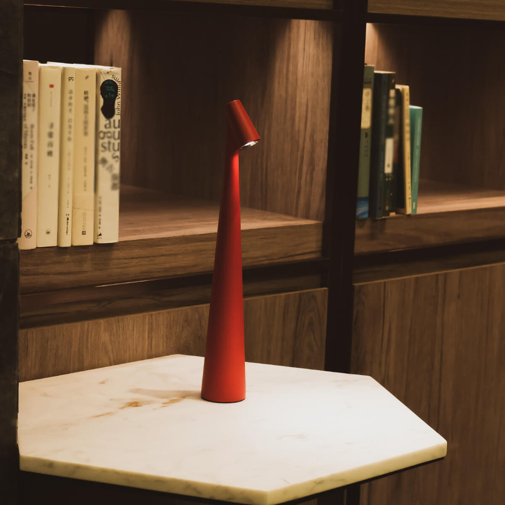 Designad bordslampa i metall med sladdlös och portabel funktion