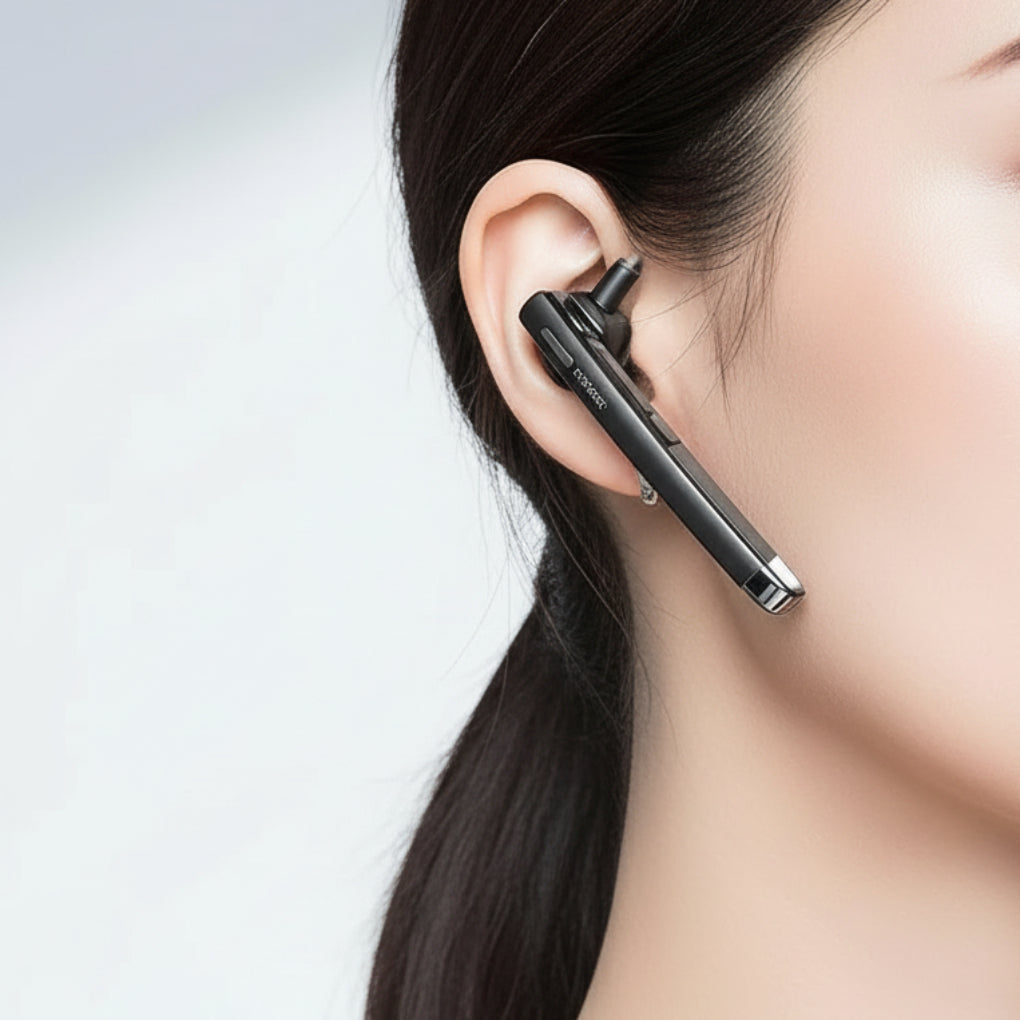 Kvinna som bär ett trådlöst en öron bluetooth headset