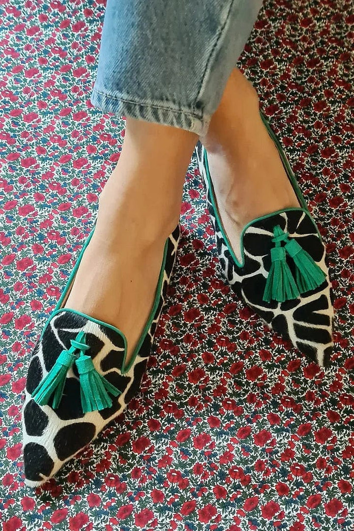 Gröna spetsiga loafers med djurmönster matchade med jeans