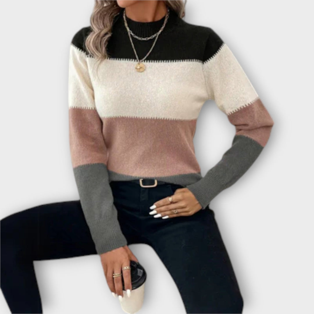 Modell som bär Elina elegant randig tröja i rosa ton