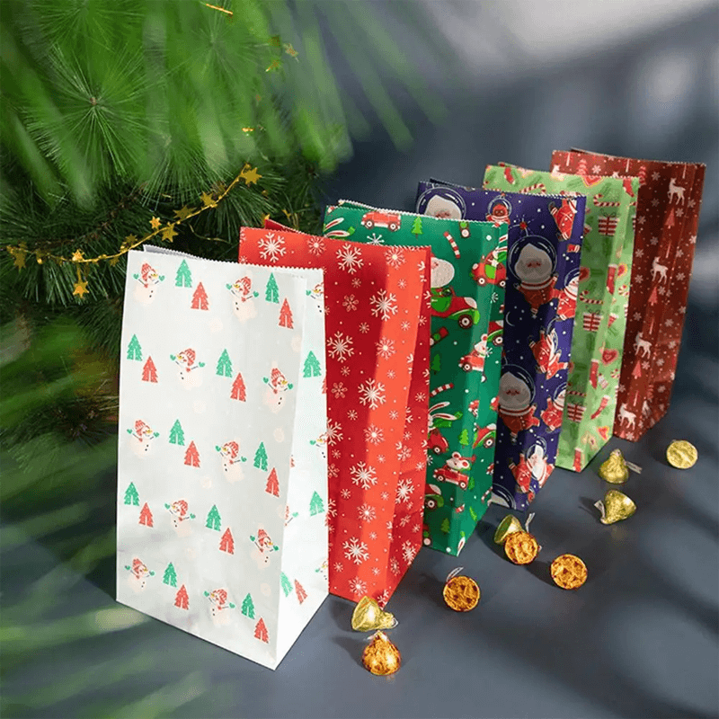 Assorterade julklappspåsar med snögubbar och snöflingor