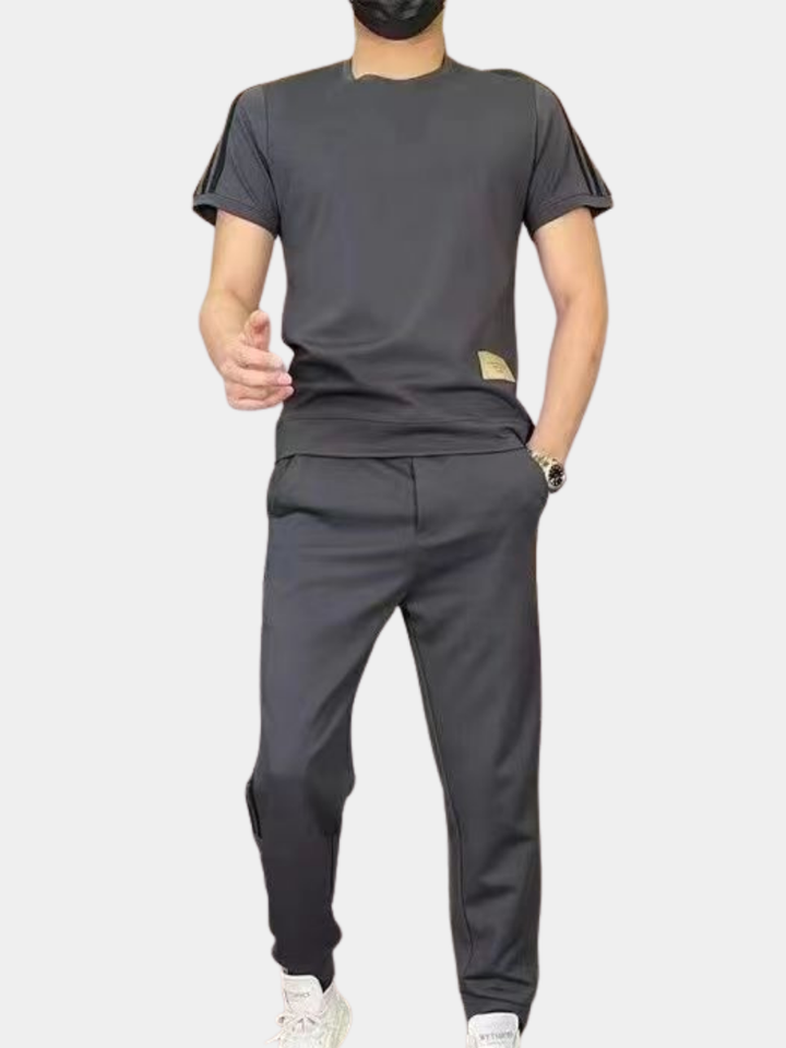 Mörkt grått stretchigt set för herr med t-shirt och matchande byxor