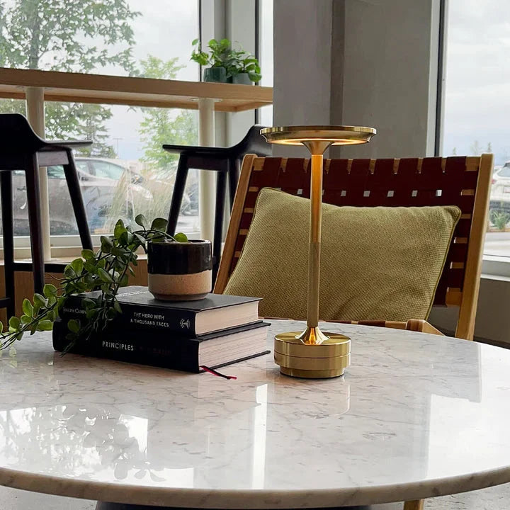 Trådlös LED-bordslampa i stilren design placerad på ett modernt sidobord i vardagsrummet