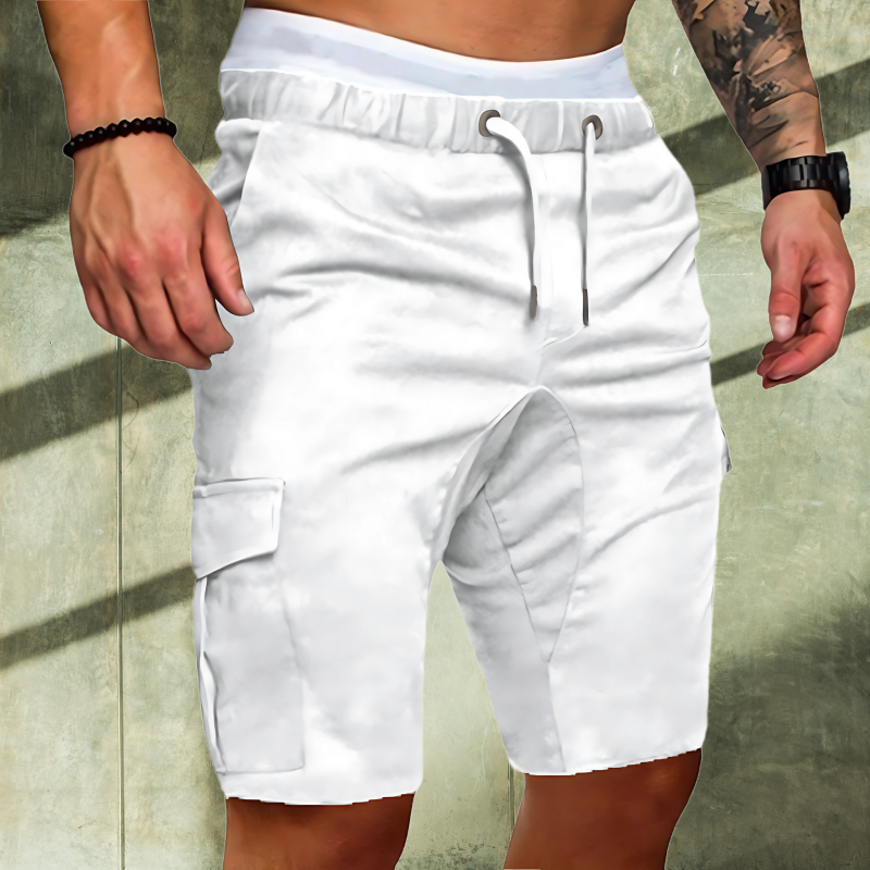 Man i vita cargoshorts för en fräsch sommarlook