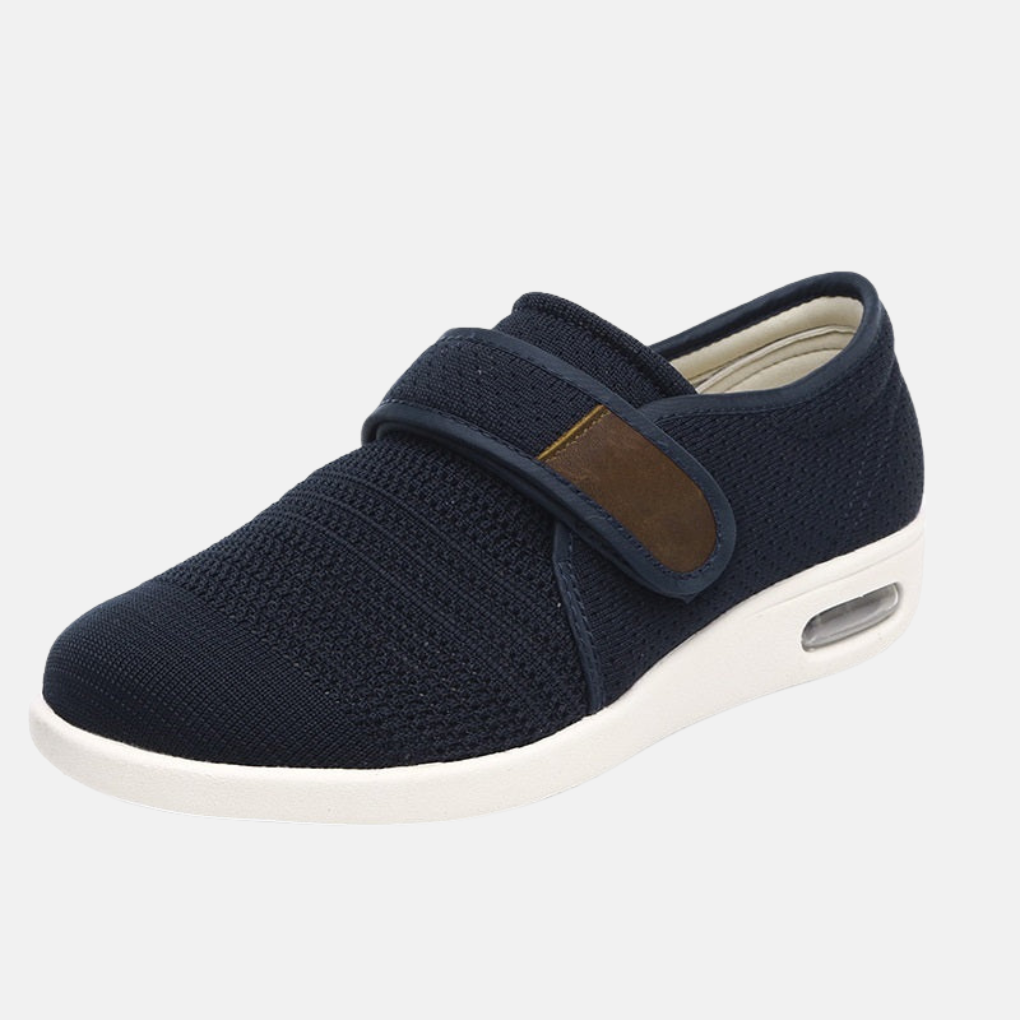 Blått par ortopediska herrsneakers mot ljus bakgrund