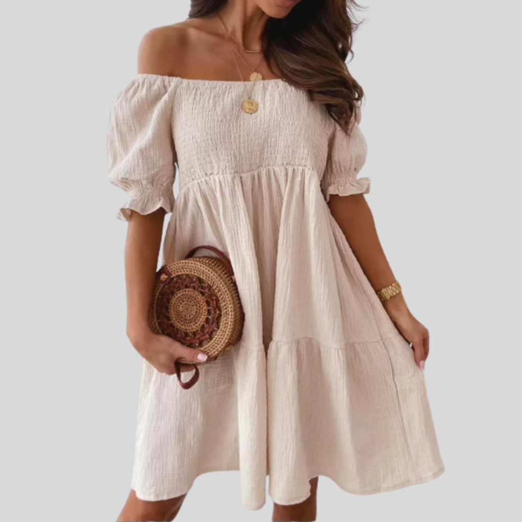 Beige gräddfärgad sommarklänning med puffärmar och accessoar