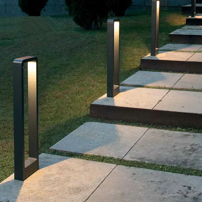 Modern LED markbelysning för trädgård och uppfart monterad i stenläggning