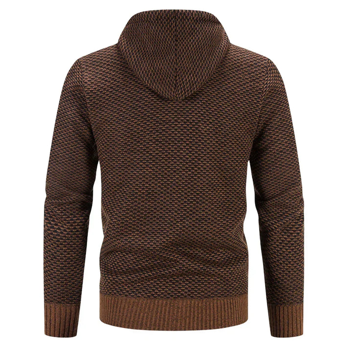 Modell som bär bekväm grå hoodie för herr i en avslappnad miljö