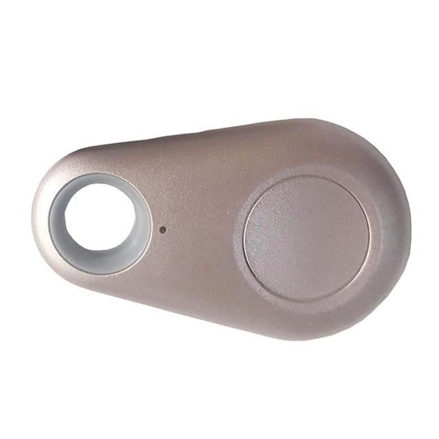 Närbild på en beige GPS-tracker för husdjur