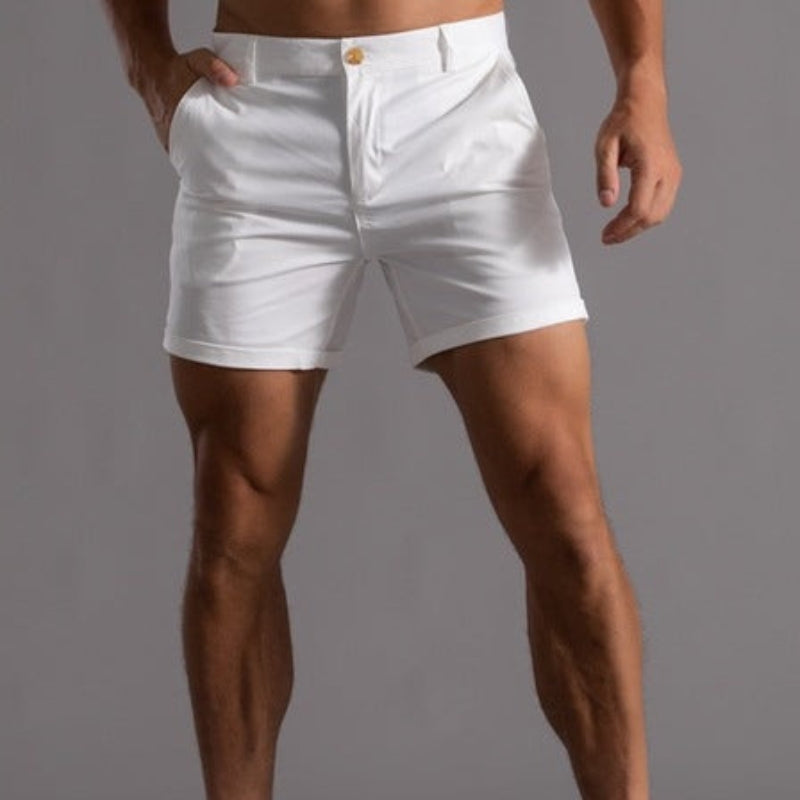 Man i vita slim-fit chino-shorts för sommaren