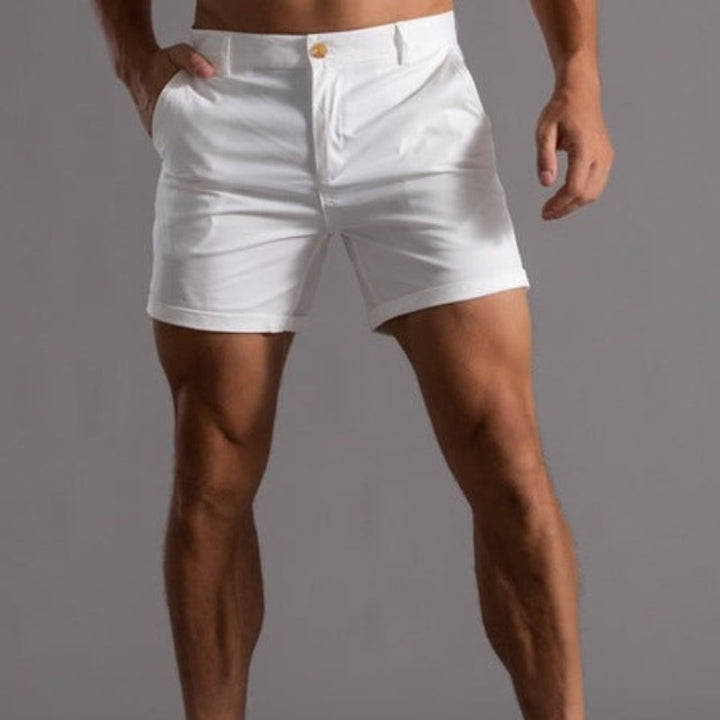 Man i vita slim-fit chino-shorts för sommaren