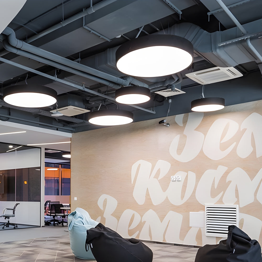 Modern LED taklampa som sprider ett behagligt ljus över matbordet