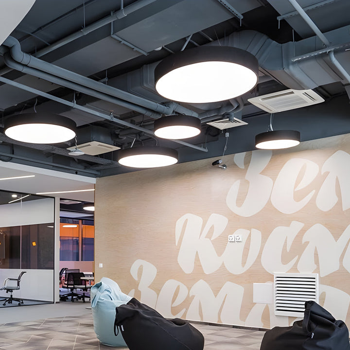 Modern LED taklampa som sprider ett behagligt ljus över matbordet