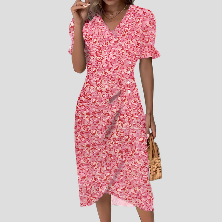 Modell som bär elegant blommig midiklänning perfekt som strandklänning