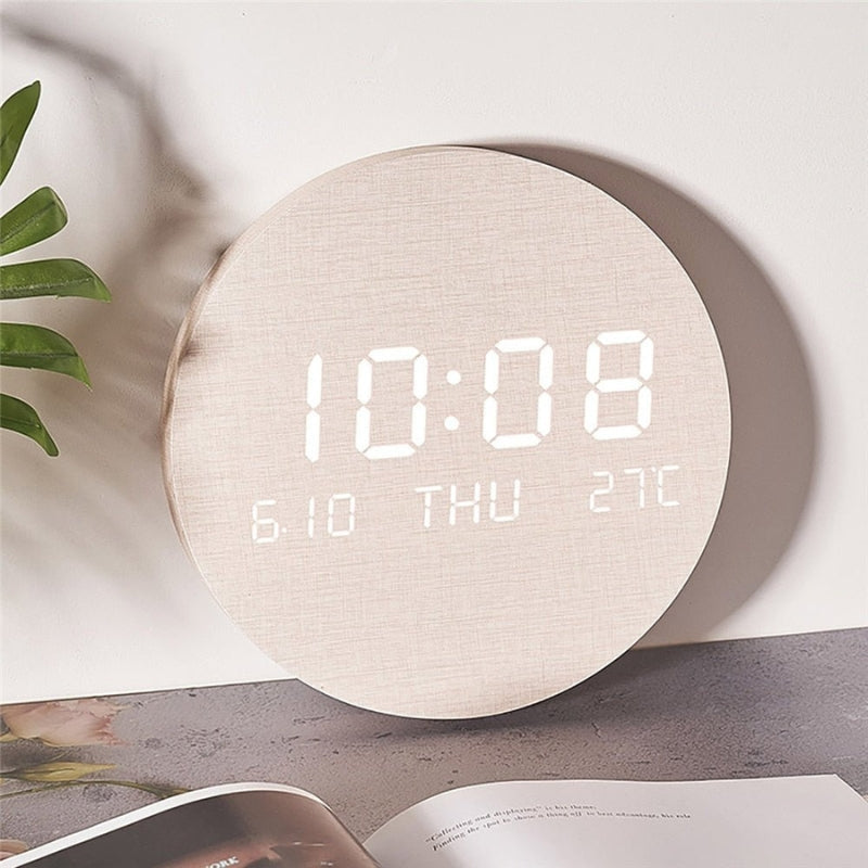 Skandinaviskt väggur i vit finish med digital LED-display