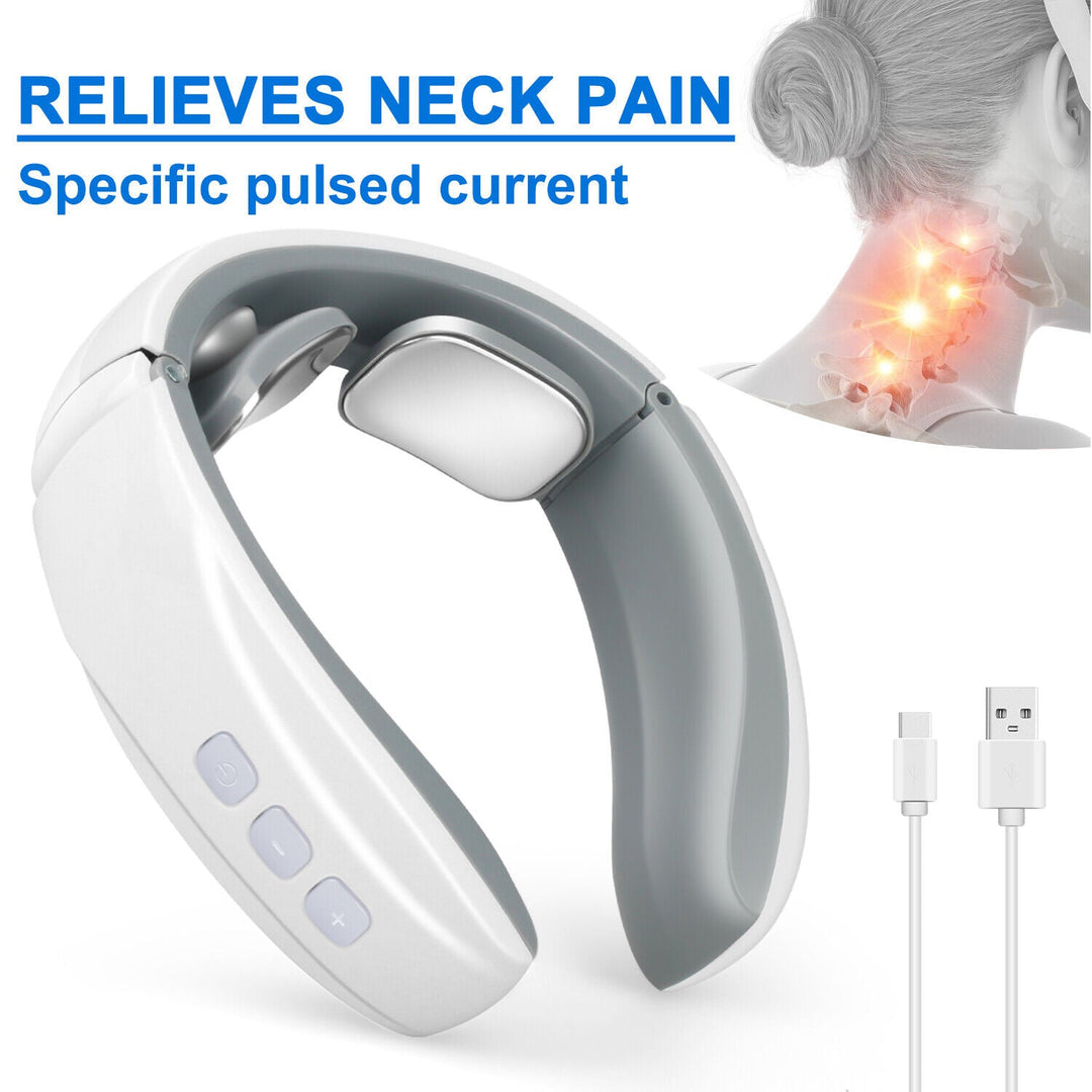 Närbild på elektrisk nackmassager och medföljande USB-kabel