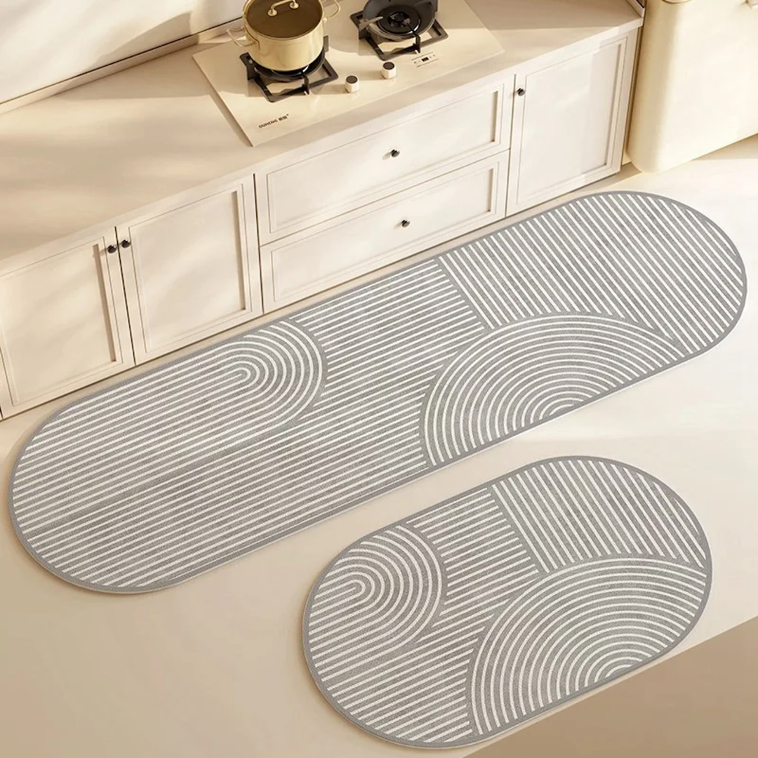 Grå köksmatta med modern randig design och matchande mindre matta på golvet