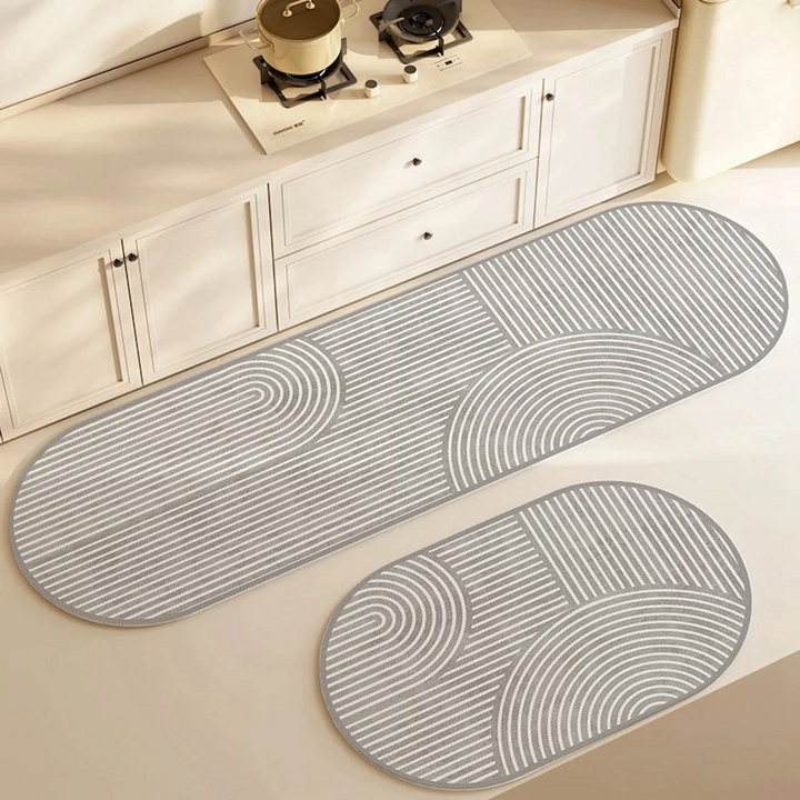 Grå köksmatta med modern randig design och matchande mindre matta på golvet