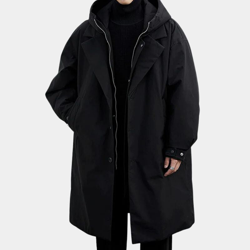 Snygg beige herrtrenchcoat med huva och lång passform, perfekt höstjacka för herrar.