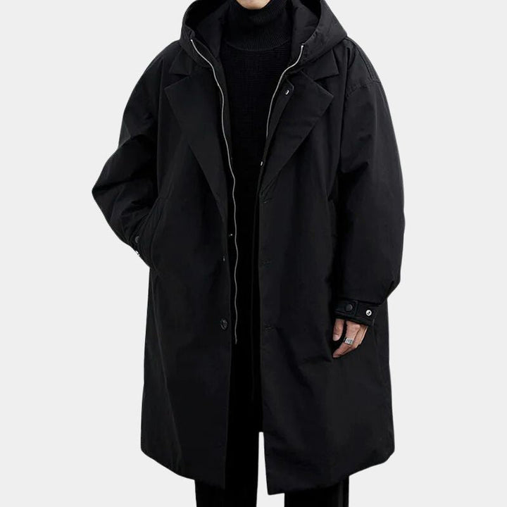 Snygg beige herrtrenchcoat med huva och lång passform, perfekt höstjacka för herrar.