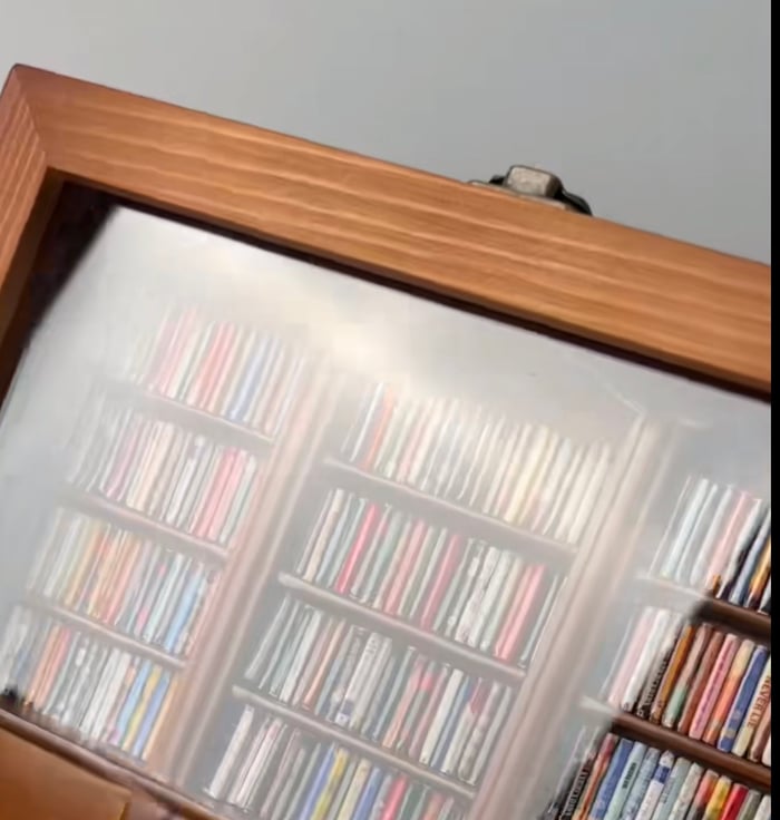 Detaljbild på den ångestreducerande miniatyrbokhyllan med små böcker