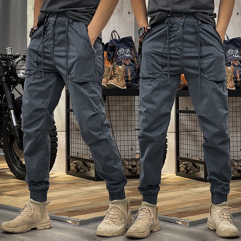 Mörka blå cargobyxor för herrar med stretch och praktiska sidofickor