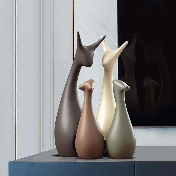 Rustika hjortfigurer som hemdekor på en hylla. Perfekt inredning för vardagsrum, sovrum med naturtema.