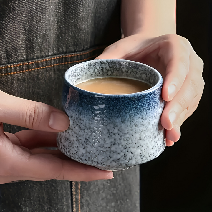 4-delat set keramiska kaffekoppar i nordisk wabi-sabi design för en stilfull fikastund med jordfärger.