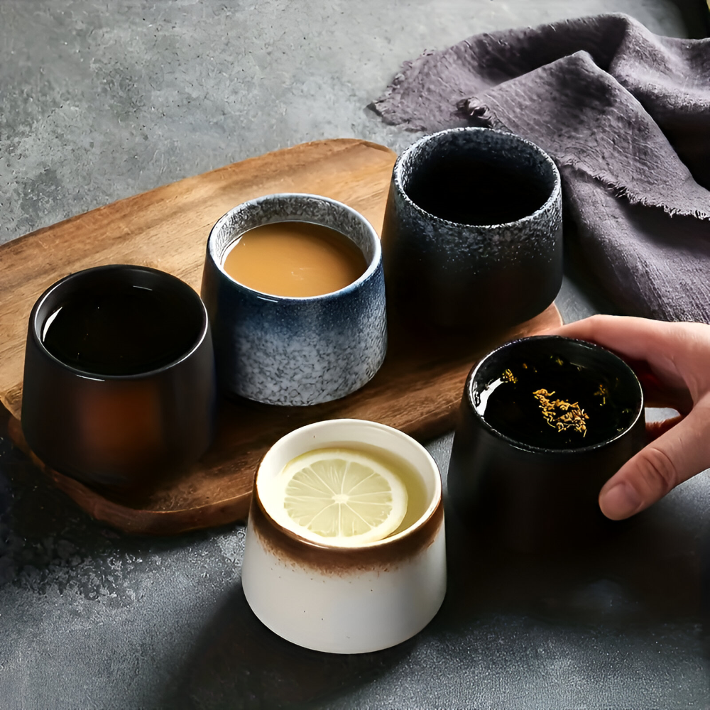 Keramiska espressomuggar i retro wabi-sabi stil, handgjorda för en autentisk känsla i köksinredningen.