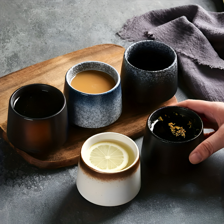 Keramiska espressomuggar i retro wabi-sabi stil, handgjorda för en autentisk känsla i köksinredningen.