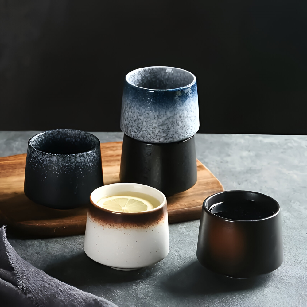 Stilfulla kaffekoppar i wabi-sabi keramik. Perfekt porslin för daglig fikastund eller som köksdetalj.