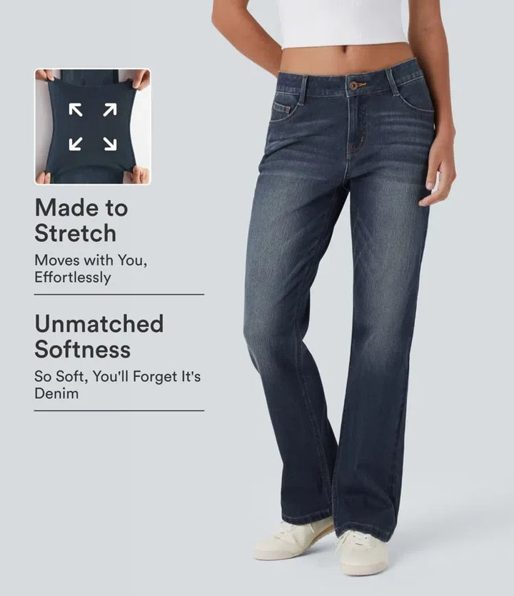 Damkläder - Framifrån på modell som visar mörkt tvättade bootcut-jeans med låg midja