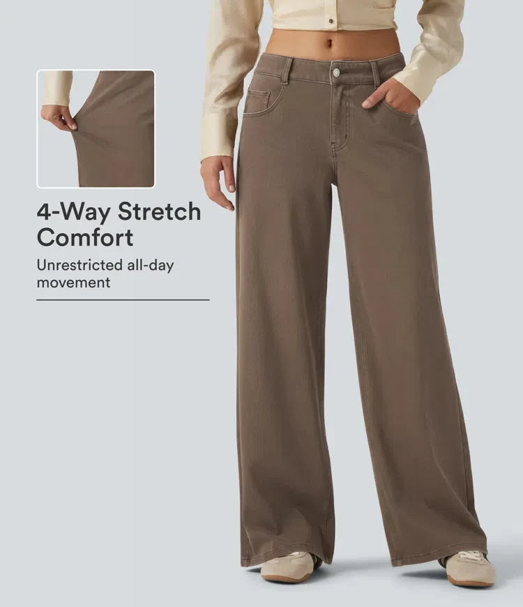Dam som bär bruna vida jeans med låg midja och visar stretchfunktion