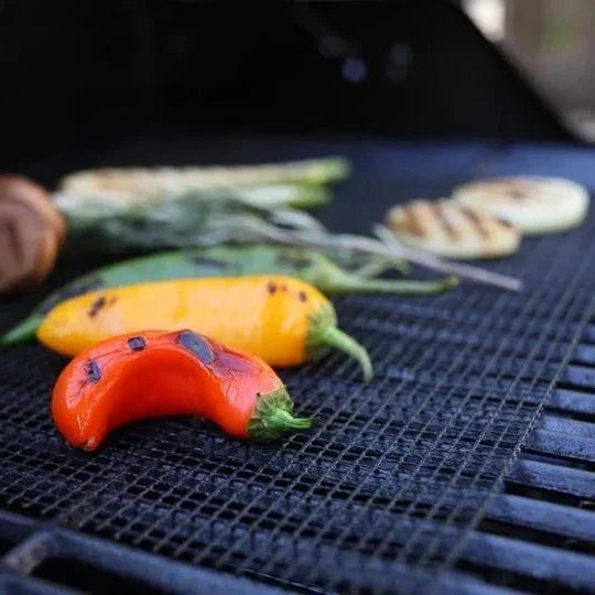 Svart grillnät i tåligt material som förhindrar att maten fastnar på grillen