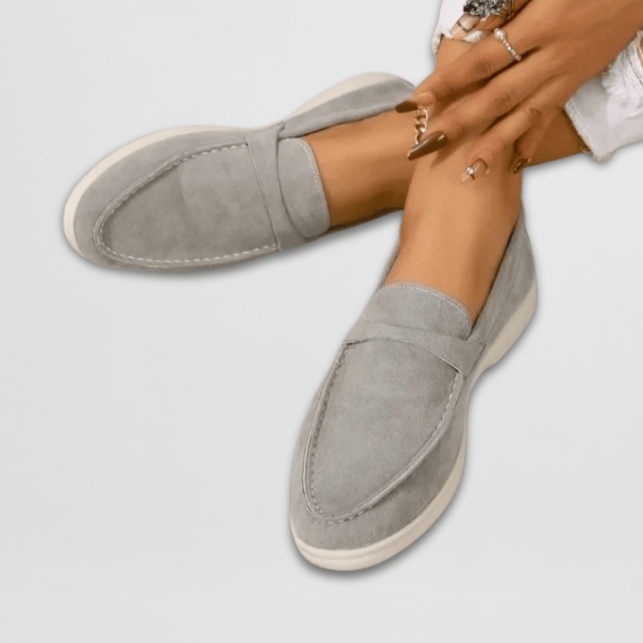 Manon mjuka vardagsloafers i grått med elegant design på fötterna