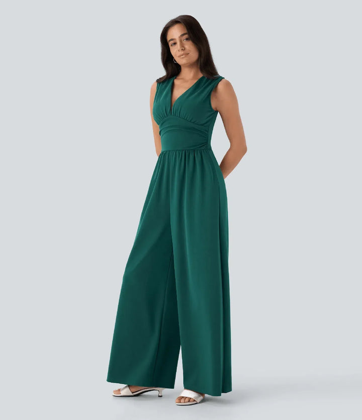 Kvinna i grön ärmlös jumpsuit i helfigur