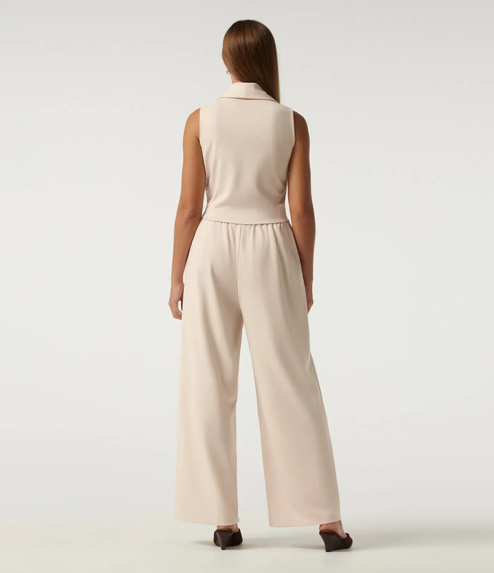 Bakifrån av dam ärmlös jumpsuit med raka ben