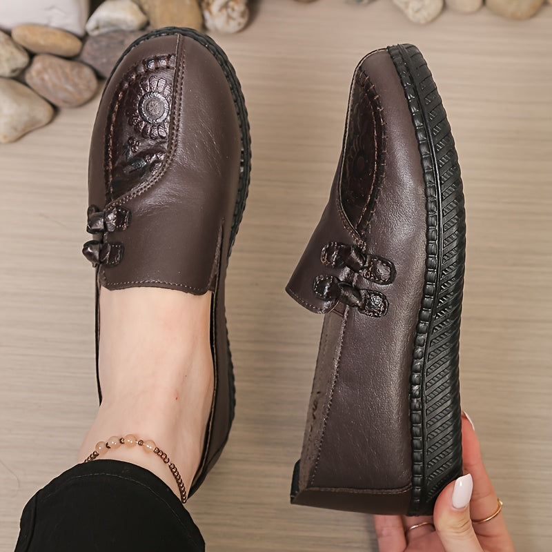 Detaljbild på insidan och sulan av bekväma dam loafers