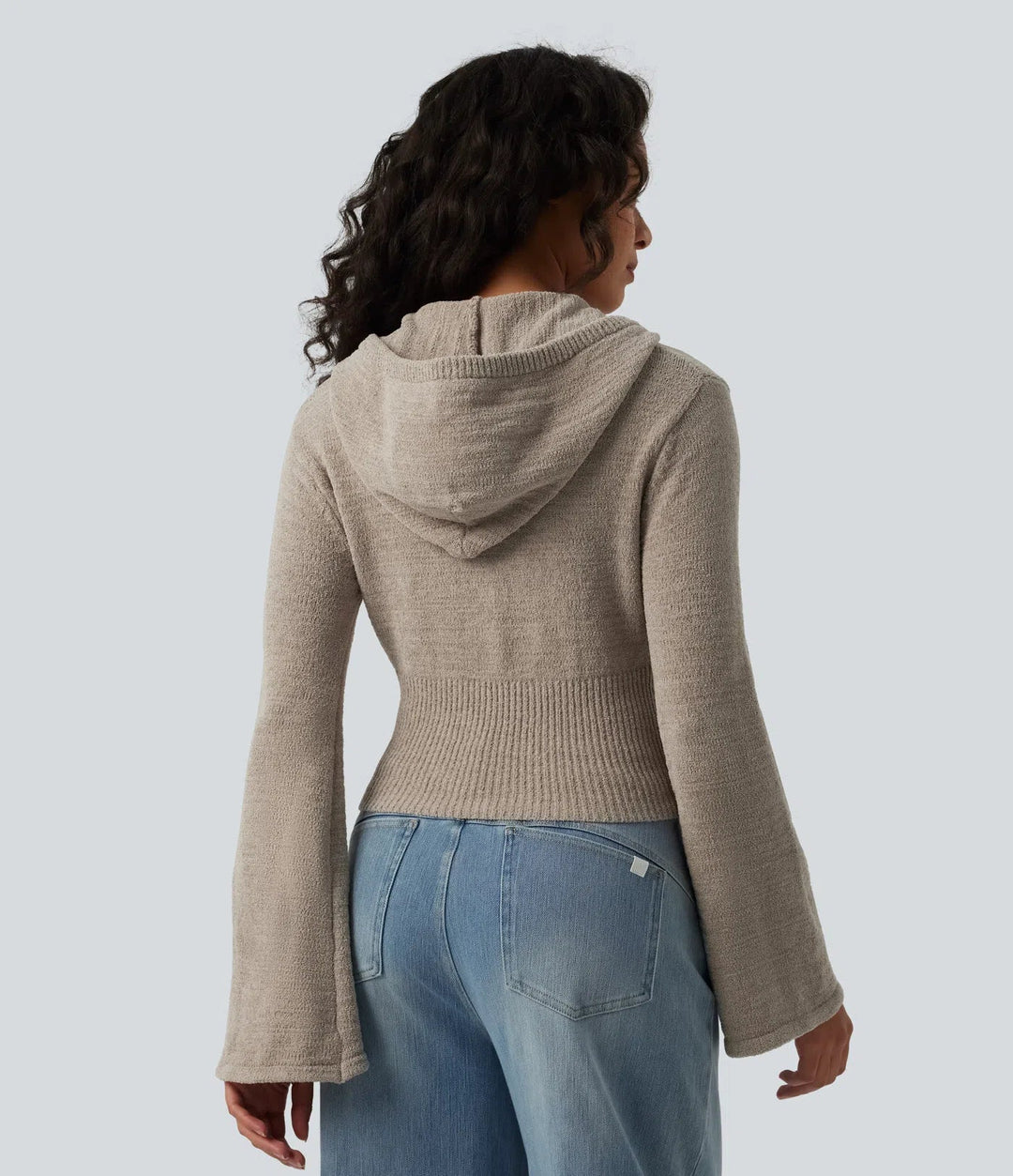 Baksida av beiga cardigan med huva på modell