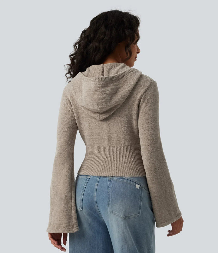 Baksida av beiga cardigan med huva på modell