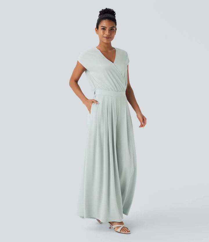 Moderna kläder: vit ärmlös jumpsuit med struktur och v-ringning